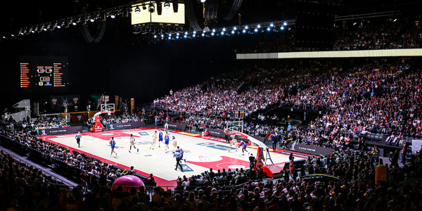 Overzichtsbeeld van basketveld in de Antwerpse AFAS Dome met op de achtergrond veel publiek.